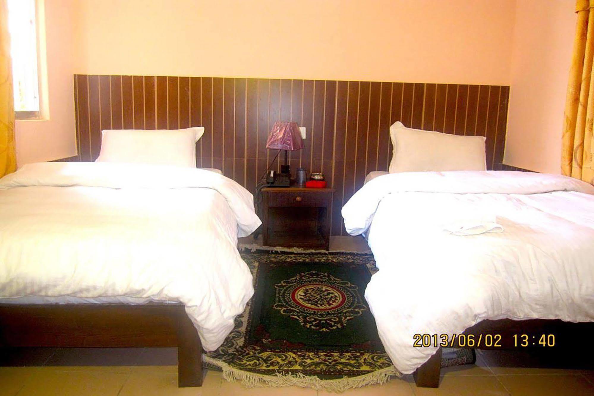 Hotel Half Moon Pokhara Zewnętrze zdjęcie