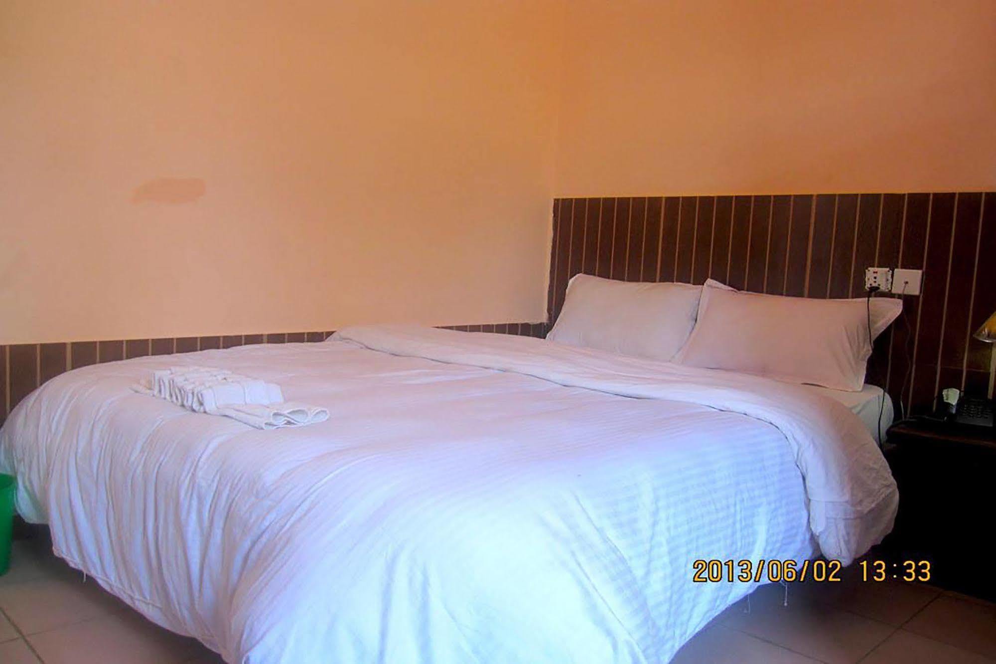 Hotel Half Moon Pokhara Zewnętrze zdjęcie